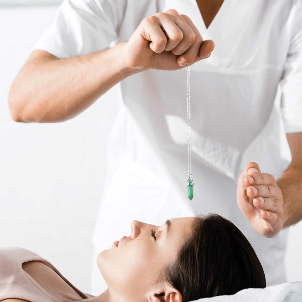 homme qui réalise du magnétisme sur une femme