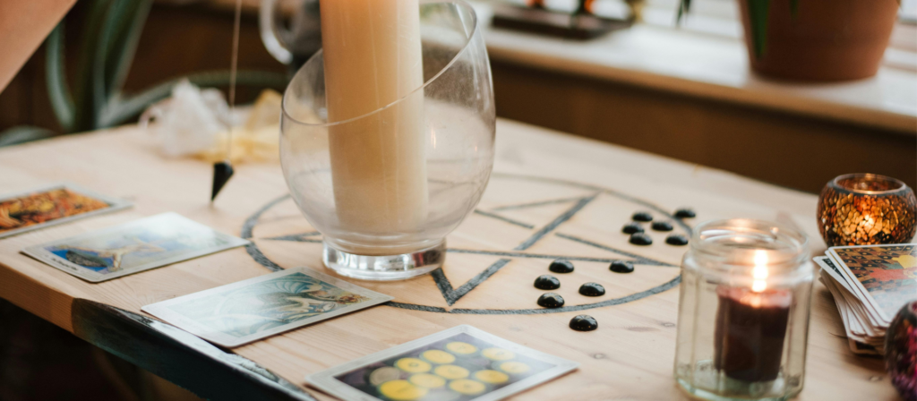 Table de voyance avec cartes oracle, pendule