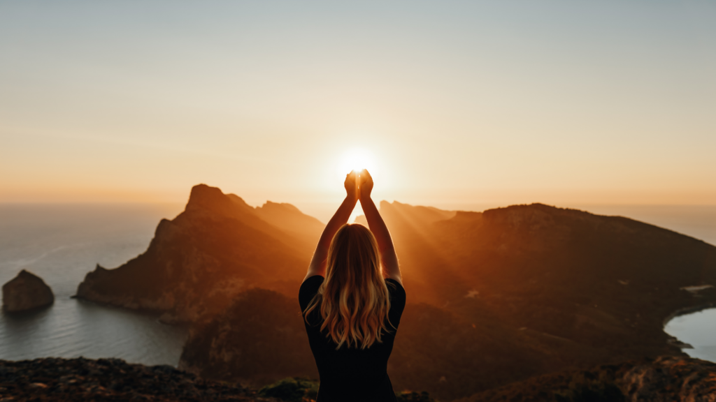 femme devant le coucher de soleil