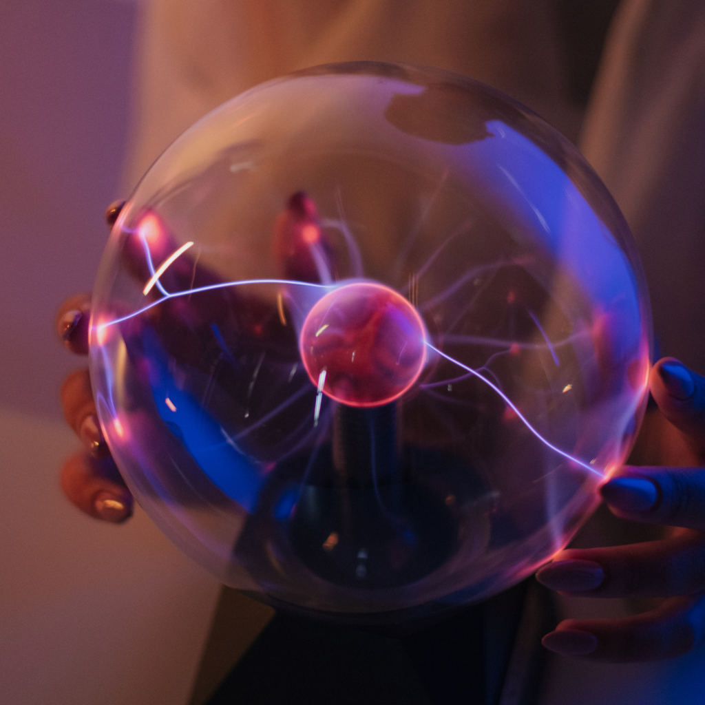 Sphère plasma lumineuse tenue par des mains